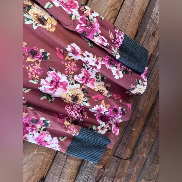 Heimish size 1x Elegant Floral Long Sleeve Top - Pink and Gray - Picture 2 of 4